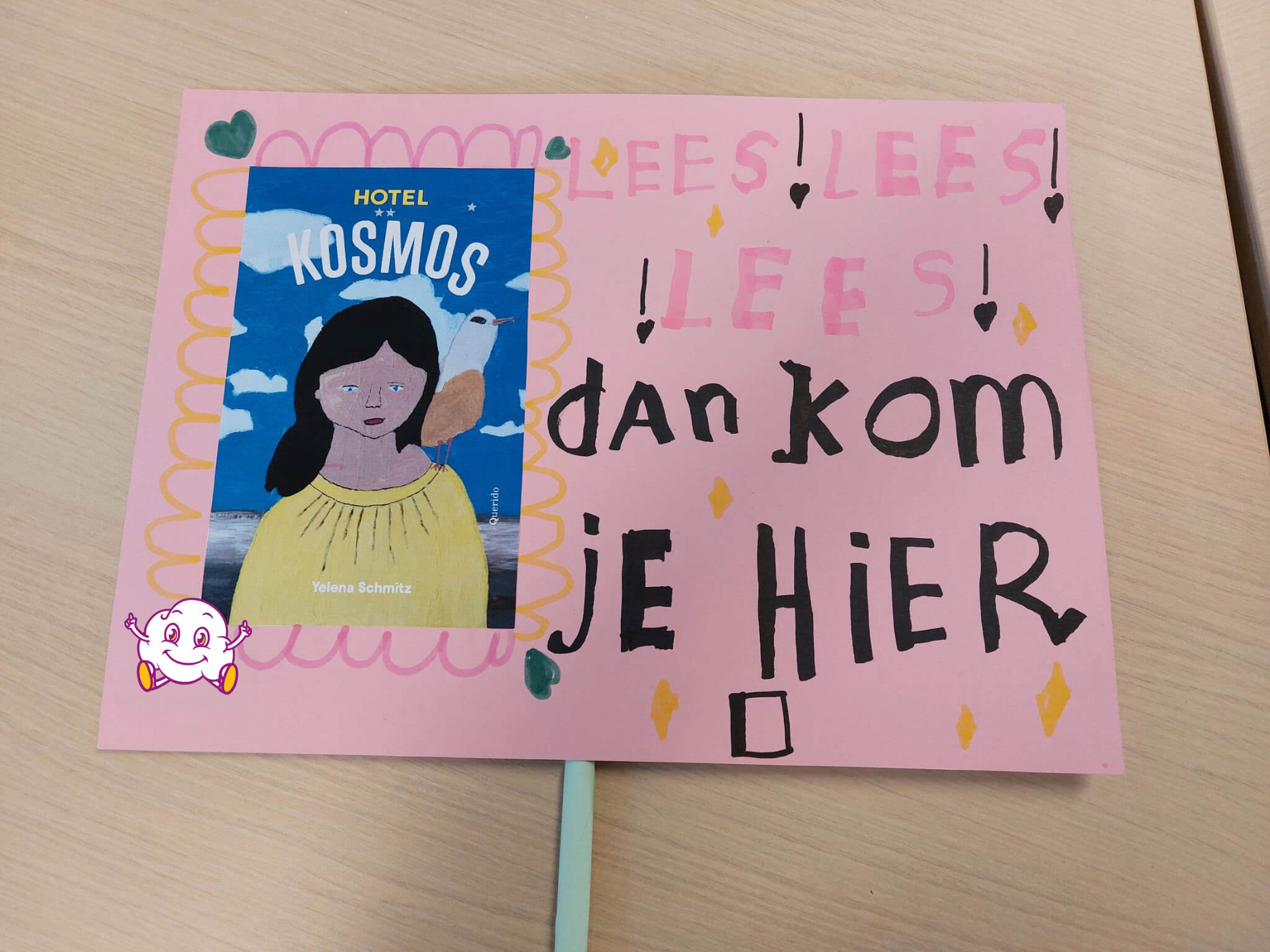 Reclamebord met de tekst: Lees! Lees! Lees! Dan kom je hier.