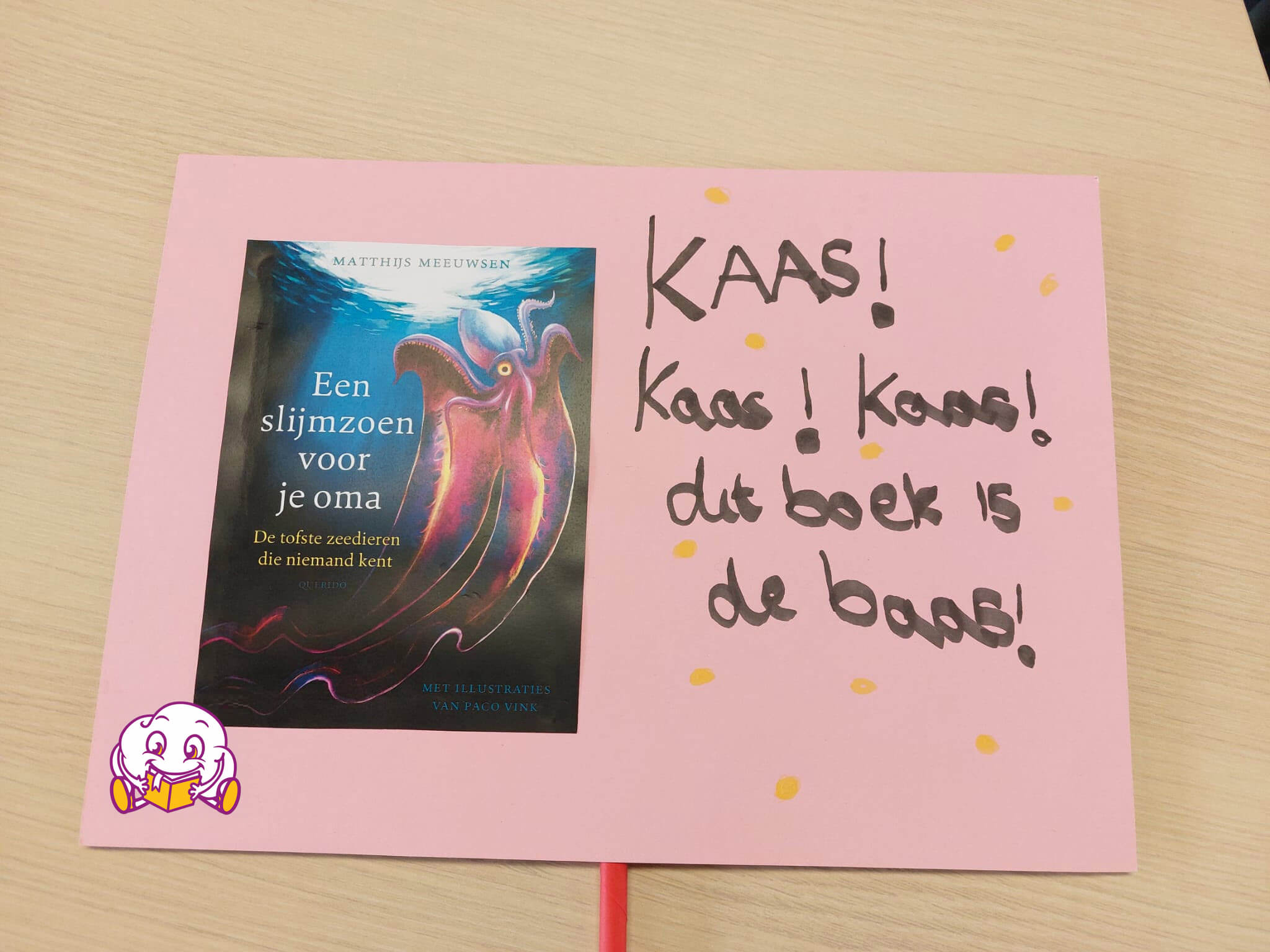Reclamebord met de tekst: Kaas! Kaas! Kaas! Dit boek is de baas!