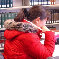 Mujer en la biblioteca del Biblical Theological Seminary [fotografía]