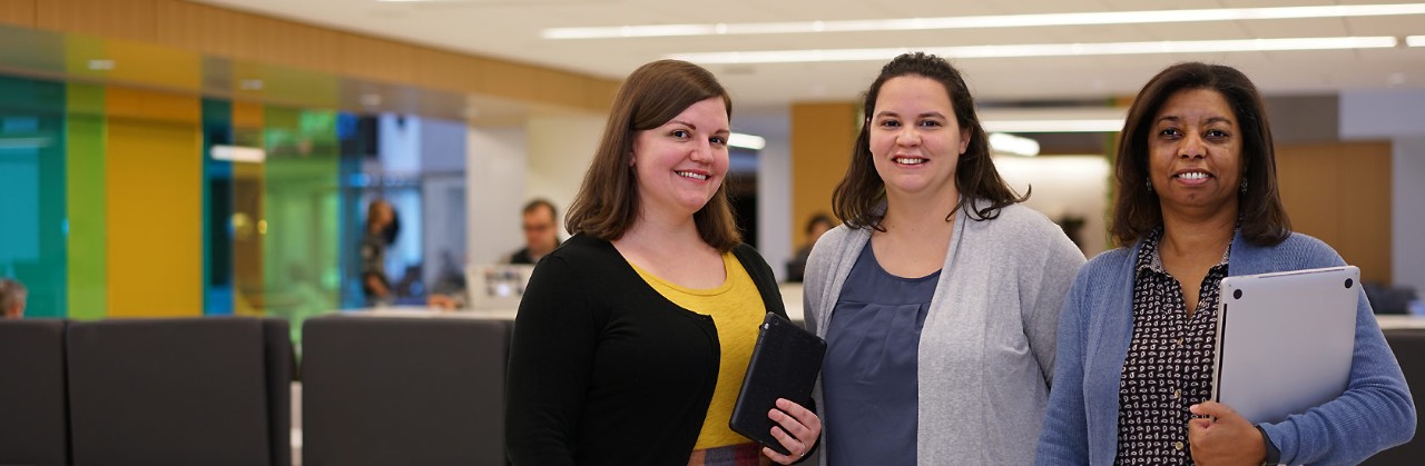 Amanda, Senior Information Developer, Suzanne, Information Developer, und Lucia, Training Coordinator, Management and Customer Operations