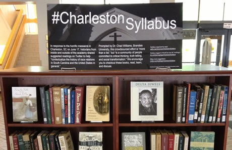 Ausstellung von #CharlestonSyllabus in den Boston College Libraries