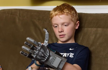 Junge, der öffentliche Bibliotheken in Delaware genutzt hat, um eine 3D-Hand zu entwerfen und zu drucken.
