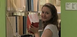 Bibliotheksmitarbeiter räumen Bücher während Renovierungsarbeiten ein