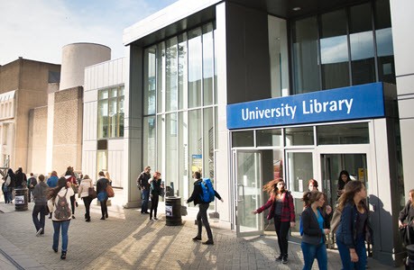 Studenten vor der University of Glasgow Library