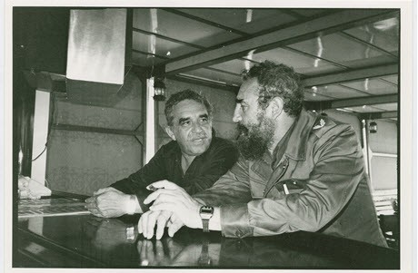 Nicht identifizierter Fotograf. Gabriel García Márquez mit Fidel Castro, ohne Datum.  Mit freundlicher Genehmigung des Harry Ransom Center.