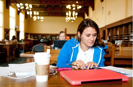 Foto eines Studenten in der Bibliothek der The University of Texas at Austin