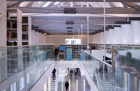 Übersicht über die „Grande Galerie“ in der Universitätsbibliothek Utrecht, Stadtzentrum.