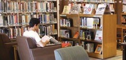 Bild eines Studenten in der Woodbury University Library