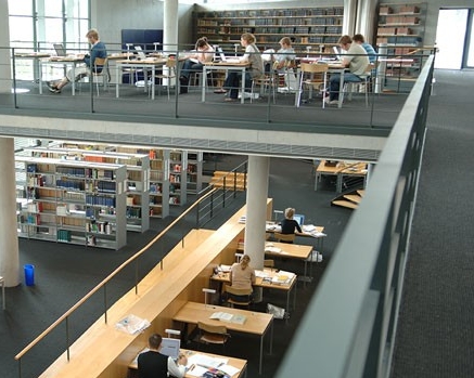 Foto des Innenraums einer Bibliothek