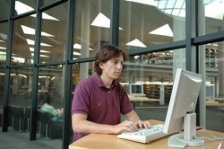 Mann in einer Bibliothek
