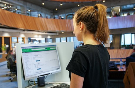 Student in the library at Wageningen University & Research