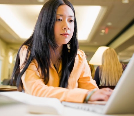 Estudiante mujer utilizando una computadora tablet
