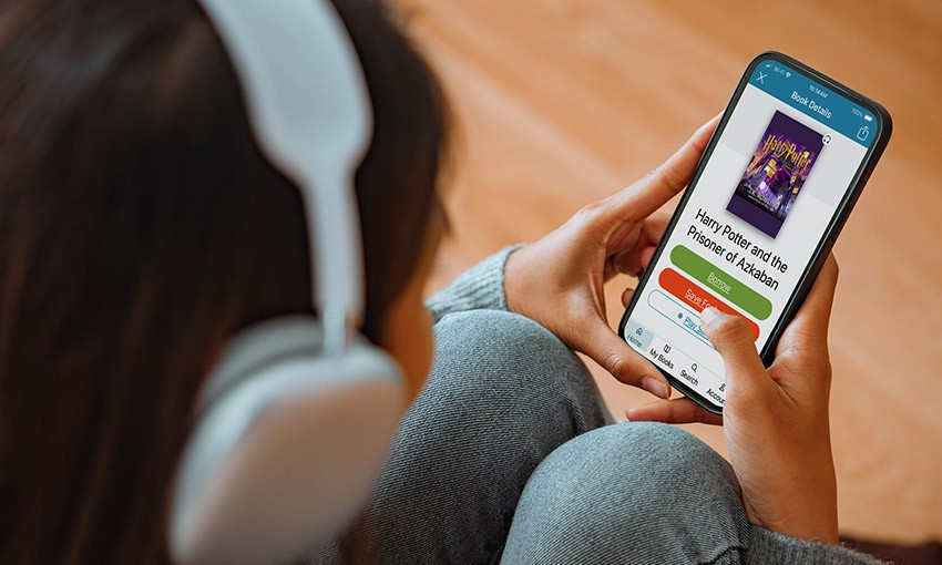 Ilustración fotográfica: Niña abriendo un audiolibro electrónico en su teléfono inteligente Ilustración fotográfica: Niña abriendo un audiolibro electrónico en su teléfono inteligente