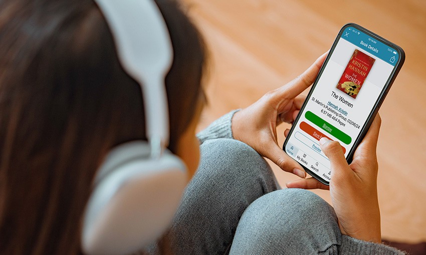 Ilustración fotográfica: Niña abriendo un audiolibro electrónico en su teléfono inteligente