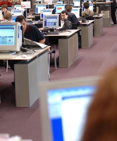 Biblioteca con muchas personas utilizando computadoras