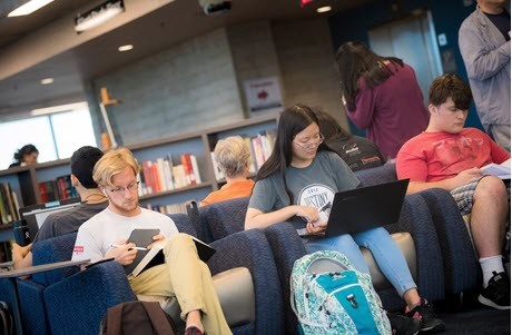 Estudiantes de University of California en la biblioteca