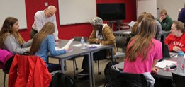Estudiantes e instructor en la sala de formación multiusos en la biblioteca de Central College