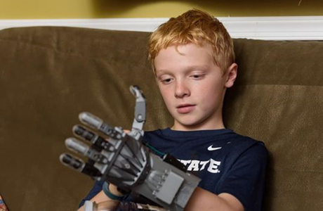 Niño que usó las bibliotecas públicas de Delaware para diseñar e imprimir una mano en 3D