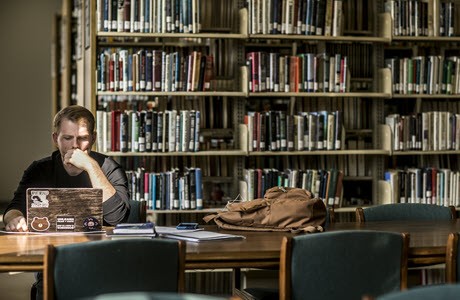 Estudiante estudiando en la biblioteca de Eastern Kentucky University