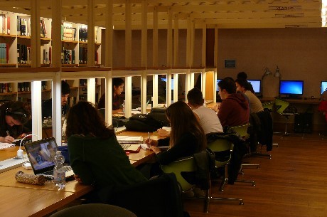 Fotografía de la biblioteca en John Cabot University