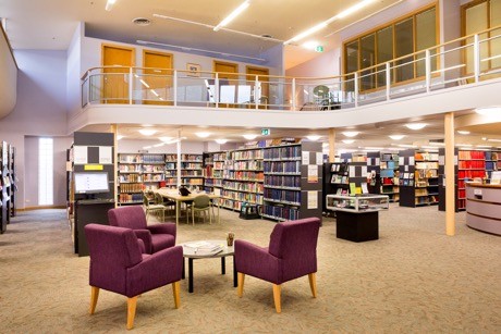 Fotografía del interior de la parte central de Mannix Library