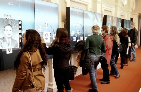 Fotografía de personas usando el iWall en Slover Library, Norfolk Public Library