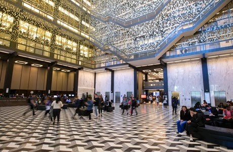 Fotografía del atrio de la biblioteca de la NYU tomada por Bob Handelman