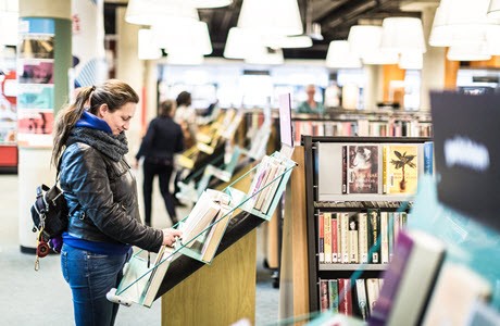 Cliente de la Rotterdam Public Library explorando libros