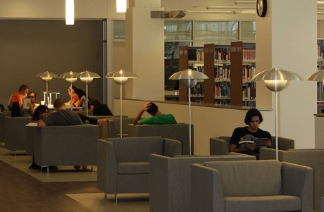 Estudiantes leyendo en la biblioteca de Saddleback College