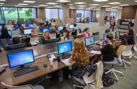 Estudiantes en los Learning Commons de Syracuse University Libraries usando computadoras