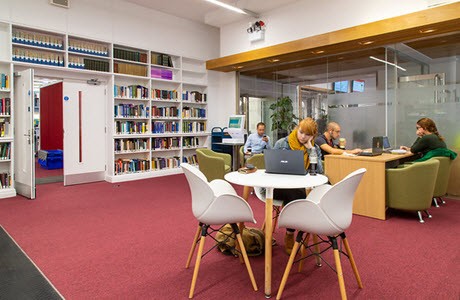 Estudiantes en un espacio de la biblioteca de la UCL