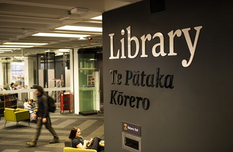 Entrada de Te Pātaka Kōrero, la biblioteca de la Universidad Victoria de Wellington (Te Herenga Waka)