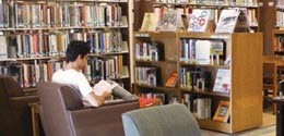 Imagen de un estudiante en Woodbury University Library