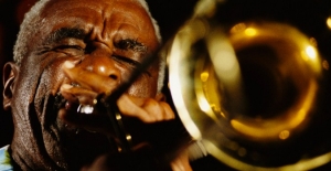 foto: primer plano de un trompetista de jazz