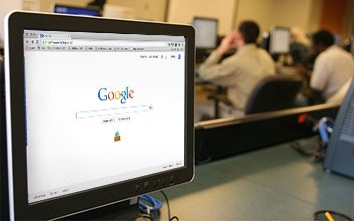 Monitor de una computadora mostrando la página de inicio de Google