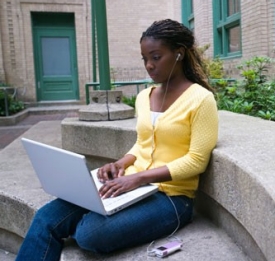 Mujer usando una computadora portátil