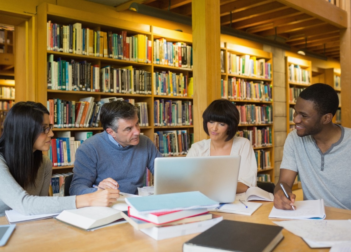 Grupo de personas trabajando juntas en una biblioteca
