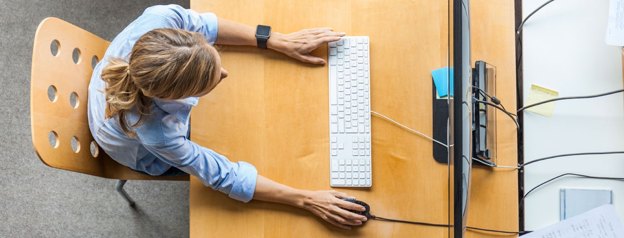 Femme utilisant un ordinateur