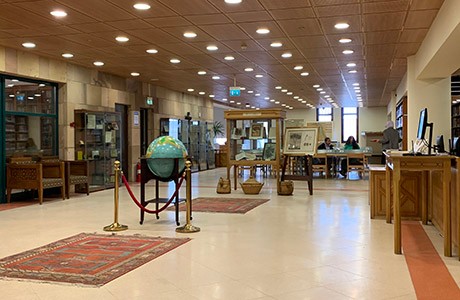 Photo du couloir intérieur de la bibliothèque des livres rares et des collections spéciales de l'American University in Cairo.