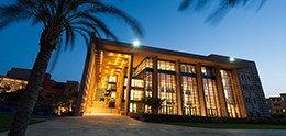 photo : bibliothèque des livres rares et collections spéciales de l'American University in Cairo, couloir intérieur