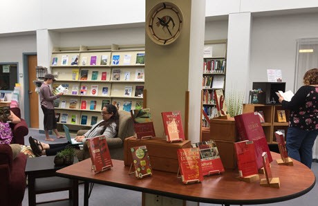 Étudiants dans le hall de la bibliothèque sur le campus New England d'Antioch University
