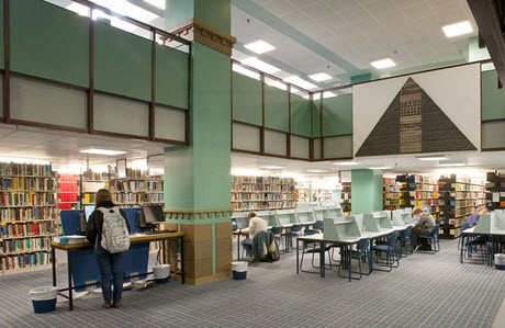 Étudiants dans la bibliothèque de l'Université d'Auckland