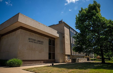 Grand bâtiment avec l'enseigne « Ritter Library, Baldwin Wallace University », lors d'une journée ensoleillée.