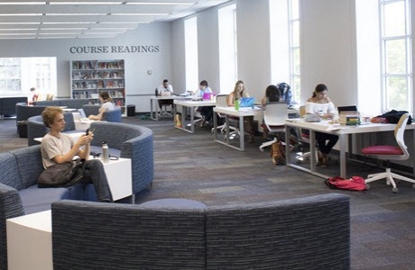 Photo d’étudiants à la bibliothèque de Claremont Colleges