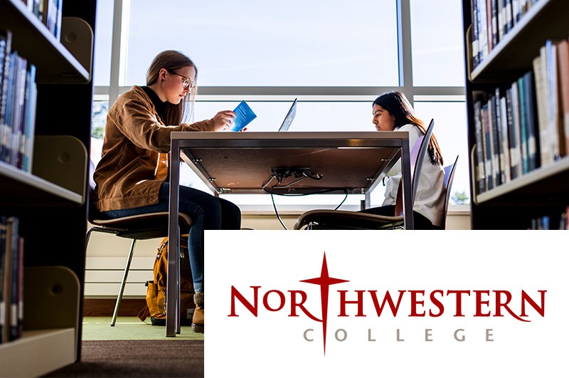 Photo et logo : étudiants travaillant à une table de la bibliothèque DeWitt, logo du Northwestern College Photo et logo : étudiants travaillant à une table de la bibliothèque DeWitt, logo du Northwestern College