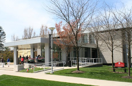 Des étudiants devant la Ryan Matura Library de Sacred Heart University