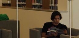 Un étudiant en train de livre dans la bibliothèque de Saddleback College