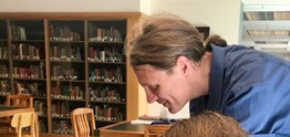 Un employé de la bibliothèque de l'Université de Californie à Davis venant en aide à un étudiant