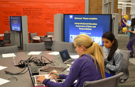 Photo d'étudiants de l'Université de Washington dans la bibliothèque Odegaard