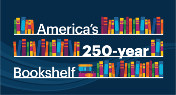 Une image représentant des livres sur une étagère, avec le titre : America's 250-year Bookshelf Une image représentant des livres sur une étagère, avec le titre : America's 250-year Bookshelf